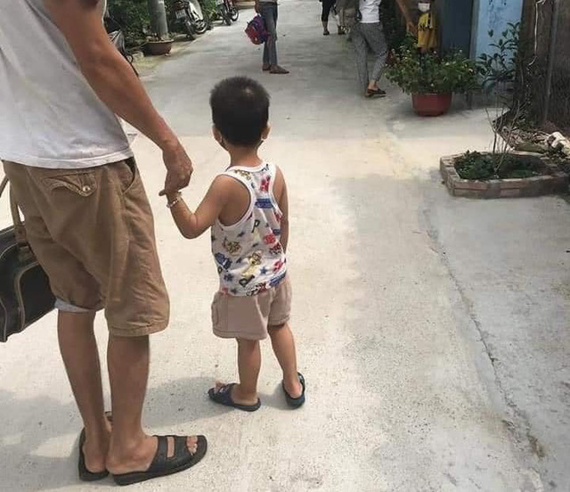 Hình ảnh 24 trẻ mầm non ở Hà Nam theo cô giáo đi cách ly tập trung sau khi bạn học 3 tuổi dương tính với SARS-CoV-2 - 1 Hình ảnh 24 trẻ mầm non ở Hà Nam theo cô giáo đi cách ly tập trung sau khi bạn học 3 tuổi dương tính với SARS-CoV-2 - 1