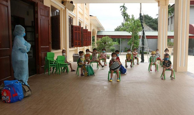 Hình ảnh 24 trẻ mầm non ở Hà Nam theo cô giáo đi cách ly tập trung sau khi bạn học 3 tuổi dương tính với SARS-CoV-2 Hình ảnh 24 trẻ mầm non ở Hà Nam theo cô giáo đi cách ly tập trung sau khi bạn học 3 tuổi dương tính với SARS-CoV-2