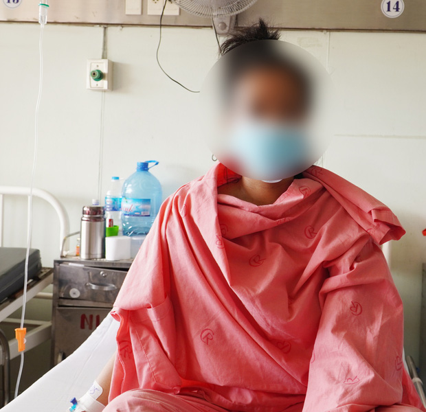 TP.HCM: Người vợ kể lại giây phút bị bạn nhậu của chồng nhào tới dùng dao đâm thủng tim, mất máu nguy kịch TP.HCM: Người vợ kể lại giây phút bị bạn nhậu của chồng nhào tới dùng dao đâm thủng tim, mất máu nguy kịch