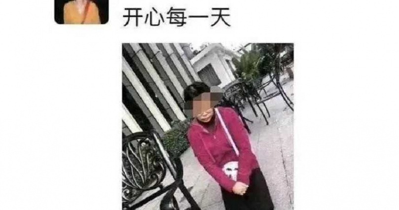 Mẹ quỳ 1 tiếng đồng hồ xin con trai đi học, 'quý tử' thản nhiên chụp ảnh khoe bạn bè, cư dân mạng: 'Chẳng đáng thương tí nào!' - 1 Mẹ quỳ 1 tiếng đồng hồ xin con trai đi học, 'quý tử' thản nhiên chụp ảnh khoe bạn bè, cư dân mạng: 'Chẳng đáng thương tí nào!' - 1