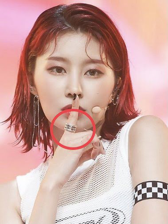 Vừa bất đắc dĩ công khai hẹn hò, cặp đôi idol Hàn đình đám lại bị 'bóc' bằng chứng sống chung khiến fan sốc nặng - 6 Vừa bất đắc dĩ công khai hẹn hò, cặp đôi idol Hàn đình đám lại bị 'bóc' bằng chứng sống chung khiến fan sốc nặng - 6