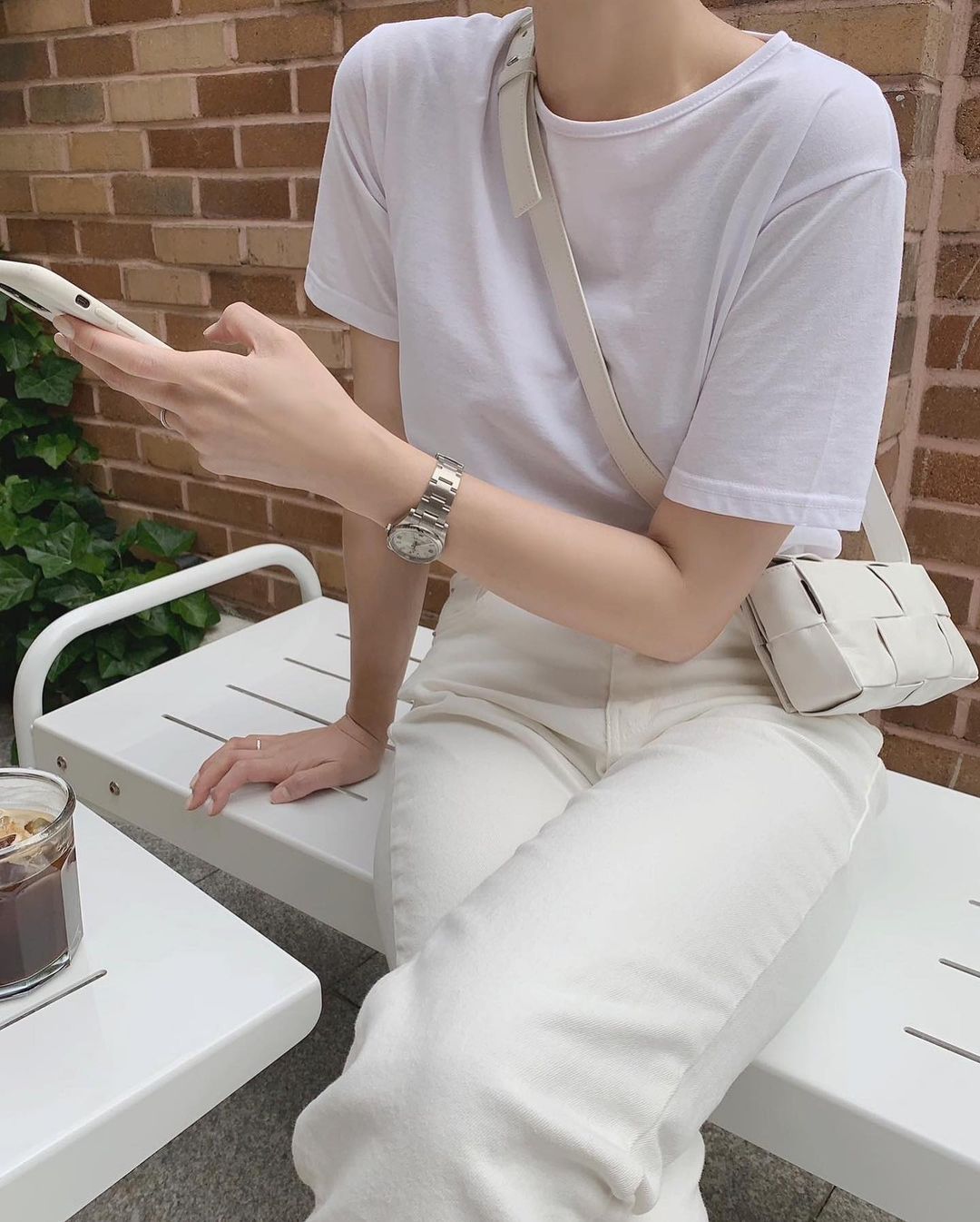 Sắm ngay 4 kiểu áo công sở nhẹ mát này để ngày nóng đỉnh điểm vẫn tự tin mặc đẹp, không 'chết ngốt' - 14 Sắm ngay 4 kiểu áo công sở nhẹ mát này để ngày nóng đỉnh điểm vẫn tự tin mặc đẹp, không 'chết ngốt' - 14