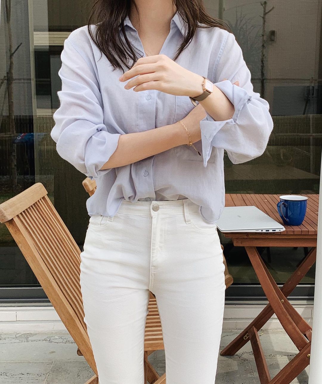 Sắm ngay 4 kiểu áo công sở nhẹ mát này để ngày nóng đỉnh điểm vẫn tự tin mặc đẹp, không 'chết ngốt' - 5 Sắm ngay 4 kiểu áo công sở nhẹ mát này để ngày nóng đỉnh điểm vẫn tự tin mặc đẹp, không 'chết ngốt' - 5