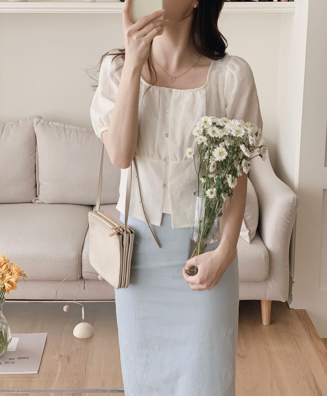 Sắm ngay 4 kiểu áo công sở nhẹ mát này để ngày nóng đỉnh điểm vẫn tự tin mặc đẹp, không 'chết ngốt' - 8 Sắm ngay 4 kiểu áo công sở nhẹ mát này để ngày nóng đỉnh điểm vẫn tự tin mặc đẹp, không 'chết ngốt' - 8