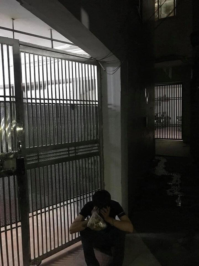 Thanh niên ngồi thụp trước cửa khóc sau lời phũ phàng của bạn gái, biết lí do ai cũng ngao ngán - 2 Thanh niên ngồi thụp trước cửa khóc sau lời phũ phàng của bạn gái, biết lí do ai cũng ngao ngán - 2