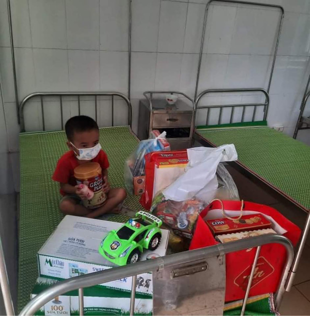 Bé trai 4 tuổi nghi mắc Covid-19 mặc đồ bảo hộ kín mít trong khu cách ly: 'Bé rất ngoan và dũng cảm, không hề khóc khi được lấy mẫu xét nghiệm' Bé trai 4 tuổi nghi mắc Covid-19 mặc đồ bảo hộ kín mít trong khu cách ly: 'Bé rất ngoan và dũng cảm, không hề khóc khi được lấy mẫu xét nghiệm'