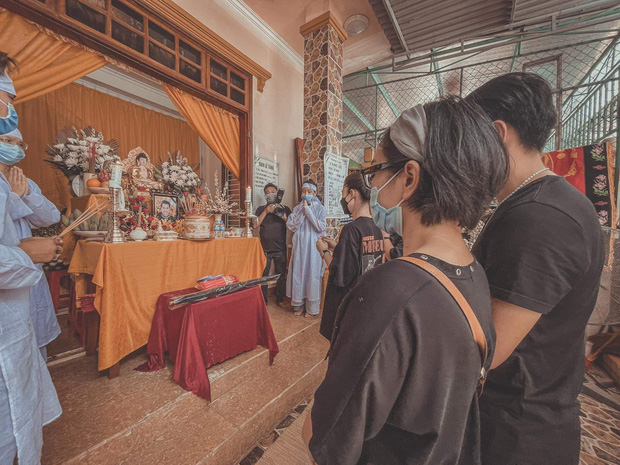Đám tang NTK Nhật Dũng: Gia đình xót xa kể về ngày cuối đời đau đớn của người quá cố, dàn sao Vbiz lặng lẽ đến viếng - 8 Đám tang NTK Nhật Dũng: Gia đình xót xa kể về ngày cuối đời đau đớn của người quá cố, dàn sao Vbiz lặng lẽ đến viếng - 8