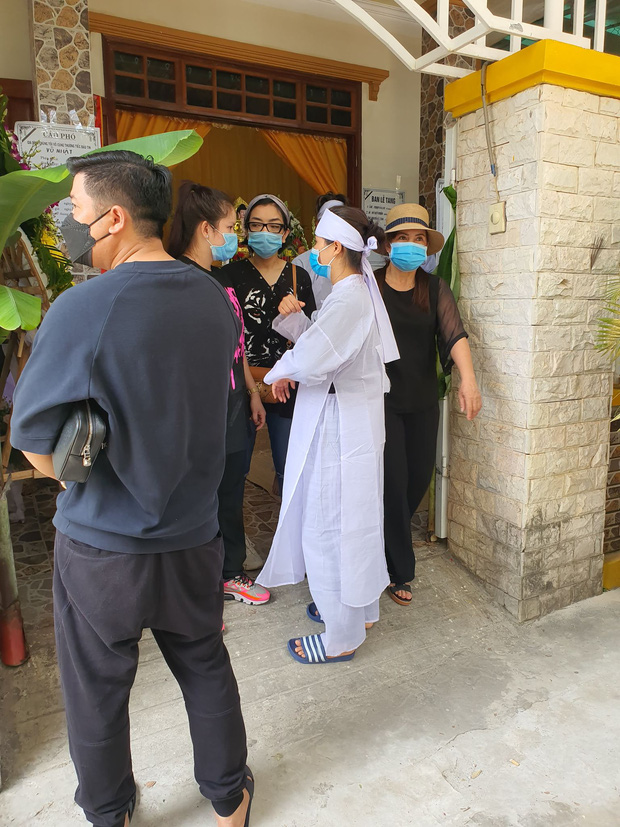 Đám tang NTK Nhật Dũng: Gia đình xót xa kể về ngày cuối đời đau đớn của người quá cố, dàn sao Vbiz lặng lẽ đến viếng - 9 Đám tang NTK Nhật Dũng: Gia đình xót xa kể về ngày cuối đời đau đớn của người quá cố, dàn sao Vbiz lặng lẽ đến viếng - 9