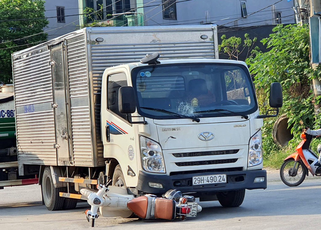 Phóng xe máy lao thẳng vào ô tô tải, 2 học sinh nguy kịch Phóng xe máy lao thẳng vào ô tô tải, 2 học sinh nguy kịch