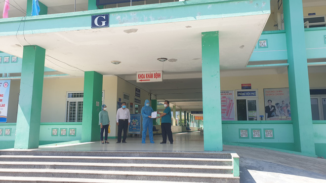 Bệnh nhân Covid-19 đầu tiên ở Đà Nẵng ra viện: 'Mình thật sự rất muốn biết nguồn lây đến từ đâu' - 1 Bệnh nhân Covid-19 đầu tiên ở Đà Nẵng ra viện: 'Mình thật sự rất muốn biết nguồn lây đến từ đâu' - 1