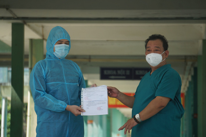 Bệnh nhân Covid-19 đầu tiên ở Đà Nẵng ra viện: 'Mình thật sự rất muốn biết nguồn lây đến từ đâu' Bệnh nhân Covid-19 đầu tiên ở Đà Nẵng ra viện: 'Mình thật sự rất muốn biết nguồn lây đến từ đâu'