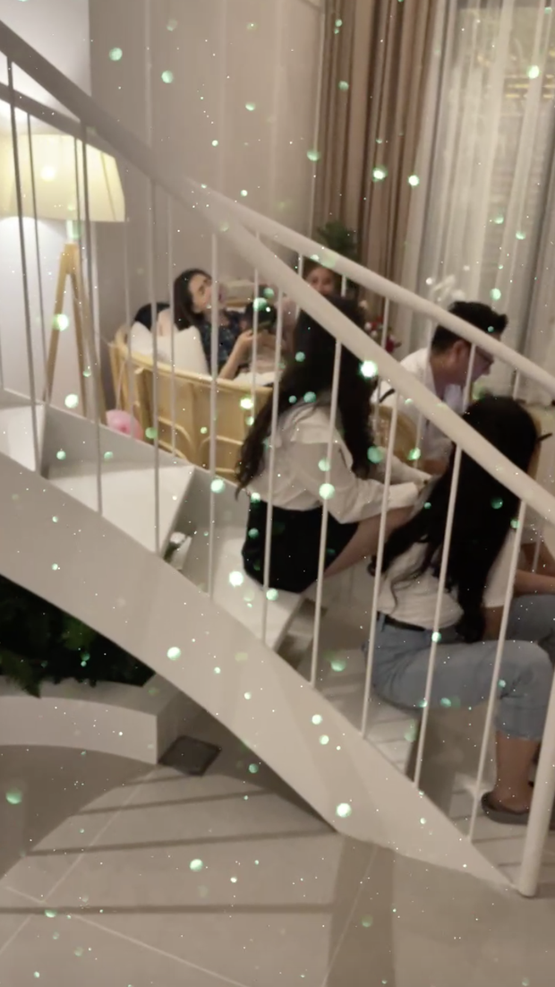 Trường Giang tổ chức tiệc sinh nhật cho Nhã Phương tại biệt thự tiền tỷ, Hòa Minzy cũng bế con đến dự - 7 Trường Giang tổ chức tiệc sinh nhật cho Nhã Phương tại biệt thự tiền tỷ, Hòa Minzy cũng bế con đến dự - 7