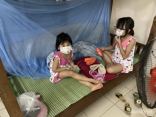 Bố mắc COVID-19 rồi qua đời, hai bé gái bơ vơ, bấu víu vào nhau trong khu cách ly giữa tâm dịch Bắc Ninh - 1 Bố mắc COVID-19 rồi qua đời, hai bé gái bơ vơ, bấu víu vào nhau trong khu cách ly giữa tâm dịch Bắc Ninh - 1