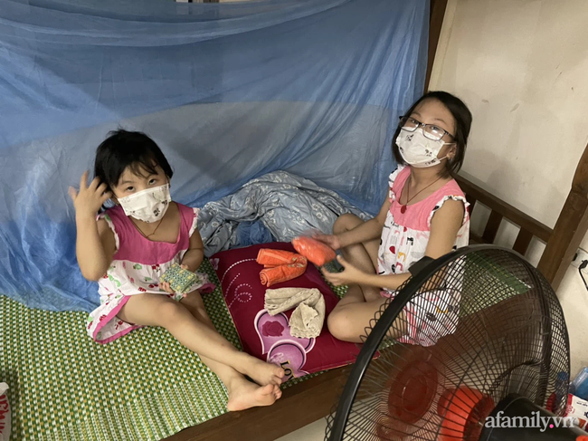 Bố mắc COVID-19 rồi qua đời, hai bé gái bơ vơ, bấu víu vào nhau trong khu cách ly giữa tâm dịch Bắc Ninh - 2 Bố mắc COVID-19 rồi qua đời, hai bé gái bơ vơ, bấu víu vào nhau trong khu cách ly giữa tâm dịch Bắc Ninh - 2