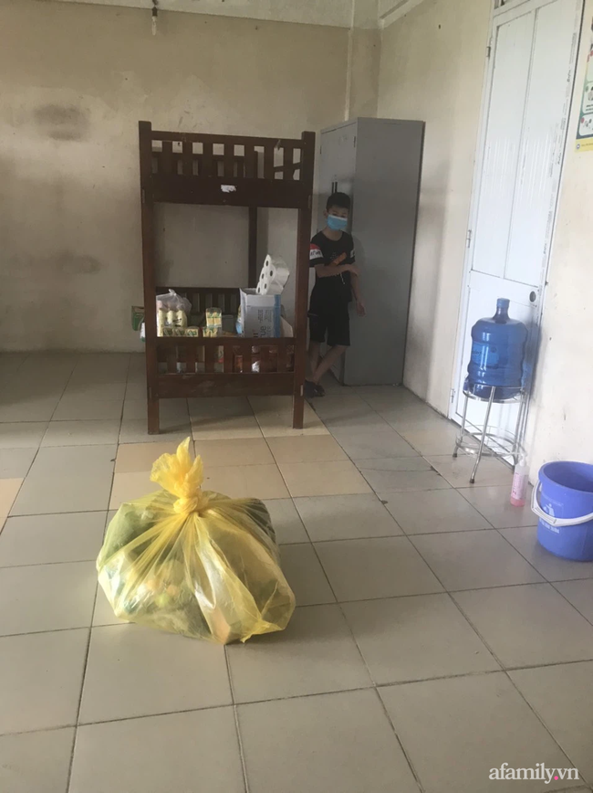 Bố mắc COVID-19 rồi qua đời, hai bé gái bơ vơ, bấu víu vào nhau trong khu cách ly giữa tâm dịch Bắc Ninh Bố mắc COVID-19 rồi qua đời, hai bé gái bơ vơ, bấu víu vào nhau trong khu cách ly giữa tâm dịch Bắc Ninh