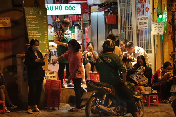 KHẨN: Từ 18h hôm nay, TP.HCM tạm dừng lễ hội, nghi lễ quy mô 20 người trở lên; quán ăn uống nhỏ và vừa chỉ bán mang đi KHẨN: Từ 18h hôm nay, TP.HCM tạm dừng lễ hội, nghi lễ quy mô 20 người trở lên; quán ăn uống nhỏ và vừa chỉ bán mang đi