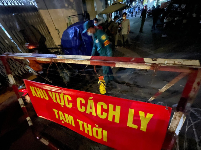 Toàn bộ cán bộ, nhân viên làm việc tại UBND và Công an Quận 6 tạm thời ở trụ sở, chờ kết quả xét nghiệm Covid-19 Toàn bộ cán bộ, nhân viên làm việc tại UBND và Công an Quận 6 tạm thời ở trụ sở, chờ kết quả xét nghiệm Covid-19