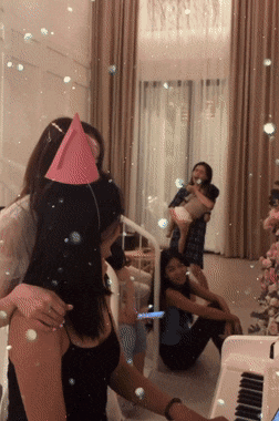 Trường Giang tổ chức tiệc sinh nhật cho Nhã Phương tại biệt thự tiền tỷ, Hòa Minzy cũng bế con đến dự - 5 Trường Giang tổ chức tiệc sinh nhật cho Nhã Phương tại biệt thự tiền tỷ, Hòa Minzy cũng bế con đến dự - 5