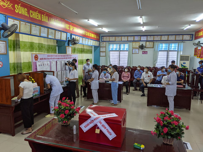 Đi bầu cử sớm tại Bệnh viện dã chiến ở tâm dịch Bắc Ninh sáng nay 22-5 - 2 Đi bầu cử sớm tại Bệnh viện dã chiến ở tâm dịch Bắc Ninh sáng nay 22-5 - 2