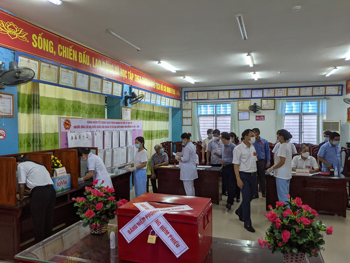 Đi bầu cử sớm tại Bệnh viện dã chiến ở tâm dịch Bắc Ninh sáng nay 22-5 - 3 Đi bầu cử sớm tại Bệnh viện dã chiến ở tâm dịch Bắc Ninh sáng nay 22-5 - 3