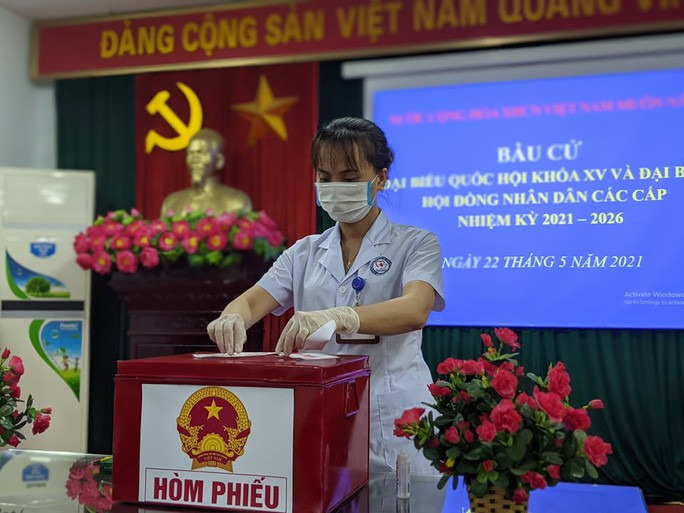 Đi bầu cử sớm tại Bệnh viện dã chiến ở tâm dịch Bắc Ninh sáng nay 22-5 Đi bầu cử sớm tại Bệnh viện dã chiến ở tâm dịch Bắc Ninh sáng nay 22-5