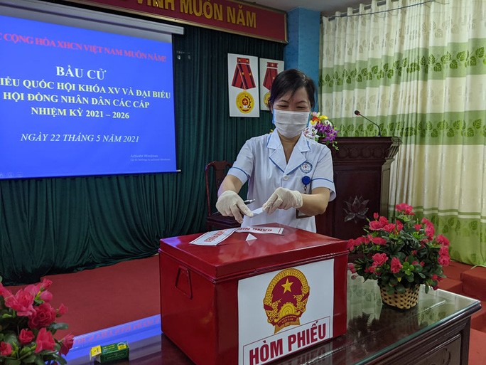 Đi bầu cử sớm tại Bệnh viện dã chiến ở tâm dịch Bắc Ninh sáng nay 22-5 - 4 Đi bầu cử sớm tại Bệnh viện dã chiến ở tâm dịch Bắc Ninh sáng nay 22-5 - 4