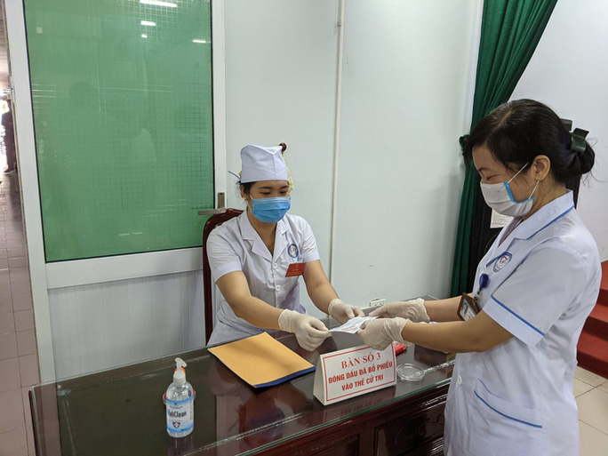 Đi bầu cử sớm tại Bệnh viện dã chiến ở tâm dịch Bắc Ninh sáng nay 22-5 - 7 Đi bầu cử sớm tại Bệnh viện dã chiến ở tâm dịch Bắc Ninh sáng nay 22-5 - 7