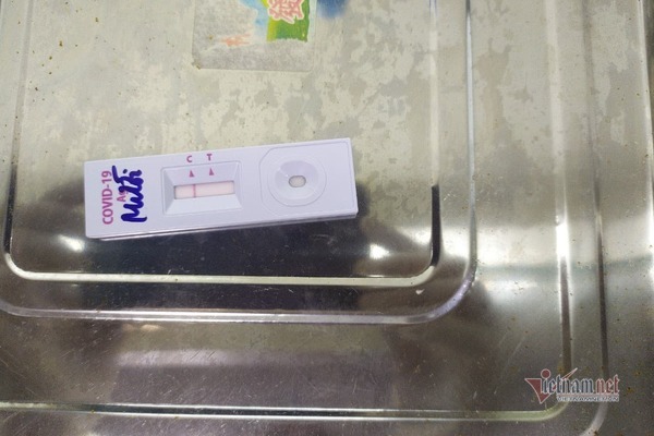 Bà bán rượu lẻn theo xe rác vào khu phong tỏa thu nợ ở Hải Dương - 1 Bà bán rượu lẻn theo xe rác vào khu phong tỏa thu nợ ở Hải Dương - 1