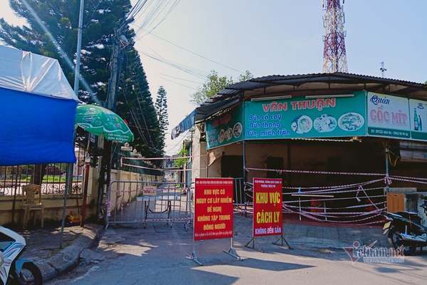 Bà bán rượu lẻn theo xe rác vào khu phong tỏa thu nợ ở Hải Dương Bà bán rượu lẻn theo xe rác vào khu phong tỏa thu nợ ở Hải Dương
