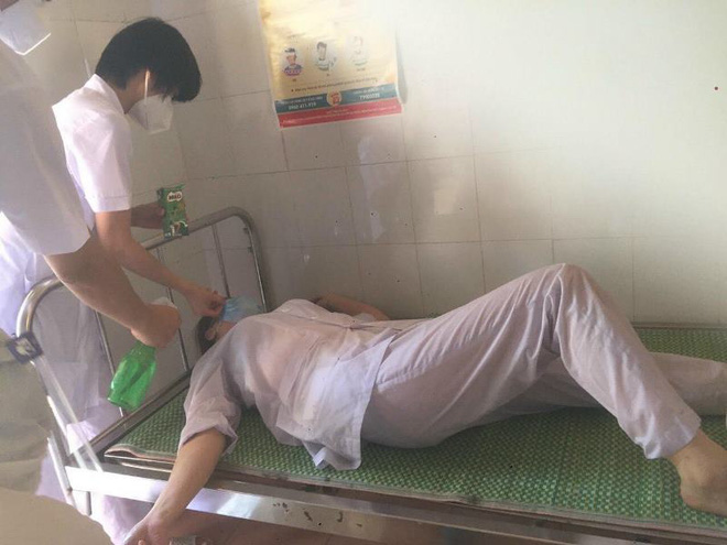 Hai nhân viên y tế kiệt sức, 'đổ gục' khi lấy mẫu xét nghiệm Covid-19 giữa tiết trời oi bức ở Bắc Ninh Hai nhân viên y tế kiệt sức, 'đổ gục' khi lấy mẫu xét nghiệm Covid-19 giữa tiết trời oi bức ở Bắc Ninh