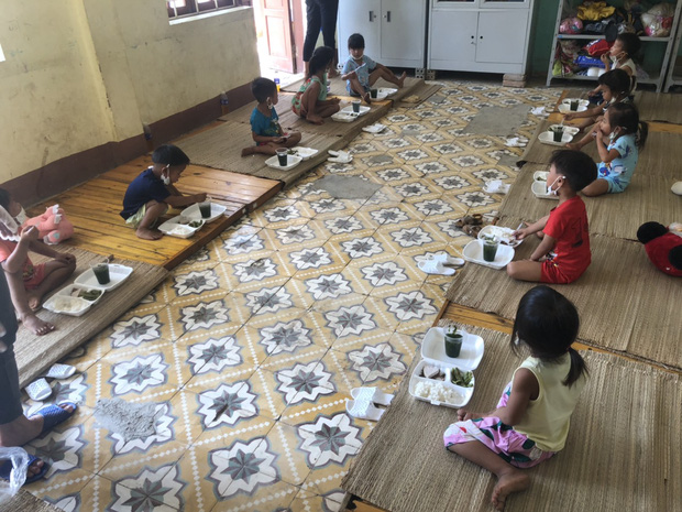 'Nhiều em bé ở Điện Biên đi cách ly chỉ có một bộ quần áo, lắm em còn chẳng có dép để mang' 'Nhiều em bé ở Điện Biên đi cách ly chỉ có một bộ quần áo, lắm em còn chẳng có dép để mang'
