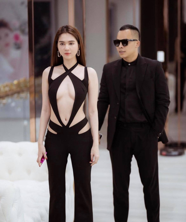 'Cháy mắt' clip Ngọc Trinh diện áo mặc như không khoe da thịt lõa lồ bên Vũ Khắc Tiệp, xem clip mà toát mồ hôi vì lo hớ hênh 'Cháy mắt' clip Ngọc Trinh diện áo mặc như không khoe da thịt lõa lồ bên Vũ Khắc Tiệp, xem clip mà toát mồ hôi vì lo hớ hênh