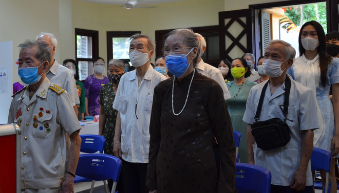 Xúc động khoảnh khắc cụ bà 96 tuổi cùng 4 thế hệ con cháu đi bỏ phiếu bầu cử ở Hà Nội - 2 Xúc động khoảnh khắc cụ bà 96 tuổi cùng 4 thế hệ con cháu đi bỏ phiếu bầu cử ở Hà Nội - 2