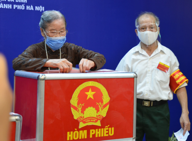 Xúc động khoảnh khắc cụ bà 96 tuổi cùng 4 thế hệ con cháu đi bỏ phiếu bầu cử ở Hà Nội - 3 Xúc động khoảnh khắc cụ bà 96 tuổi cùng 4 thế hệ con cháu đi bỏ phiếu bầu cử ở Hà Nội - 3