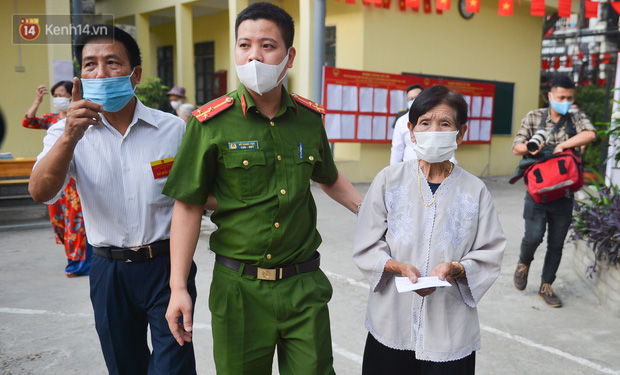 Cụ bà 101 tuổi được bỏ lá phiếu đầu tiên tại điểm bầu cử ở Hà Nội: 'Tôi rất phấn khởi thực hiện nghĩa vụ của mình' Cụ bà 101 tuổi được bỏ lá phiếu đầu tiên tại điểm bầu cử ở Hà Nội: 'Tôi rất phấn khởi thực hiện nghĩa vụ của mình'