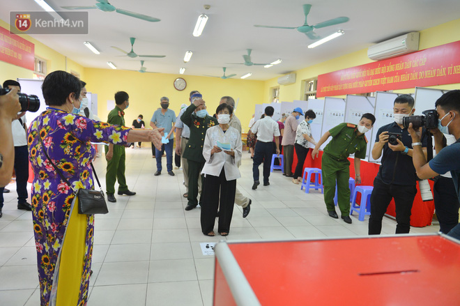 Cụ bà 101 tuổi được bỏ lá phiếu đầu tiên tại điểm bầu cử ở Hà Nội: 'Tôi rất phấn khởi thực hiện nghĩa vụ của mình' - 4 Cụ bà 101 tuổi được bỏ lá phiếu đầu tiên tại điểm bầu cử ở Hà Nội: 'Tôi rất phấn khởi thực hiện nghĩa vụ của mình' - 4