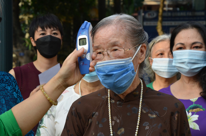 Xúc động khoảnh khắc cụ bà 96 tuổi cùng 4 thế hệ con cháu đi bỏ phiếu bầu cử ở Hà Nội - 1 Xúc động khoảnh khắc cụ bà 96 tuổi cùng 4 thế hệ con cháu đi bỏ phiếu bầu cử ở Hà Nội - 1