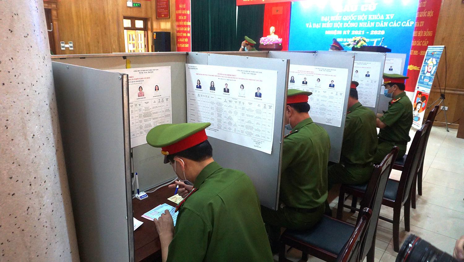Hơn 2 nghìn cử tri tại Trại tạm giam số 1 Hà Nội bỏ phiếu bầu cử - 7 Hơn 2 nghìn cử tri tại Trại tạm giam số 1 Hà Nội bỏ phiếu bầu cử - 7