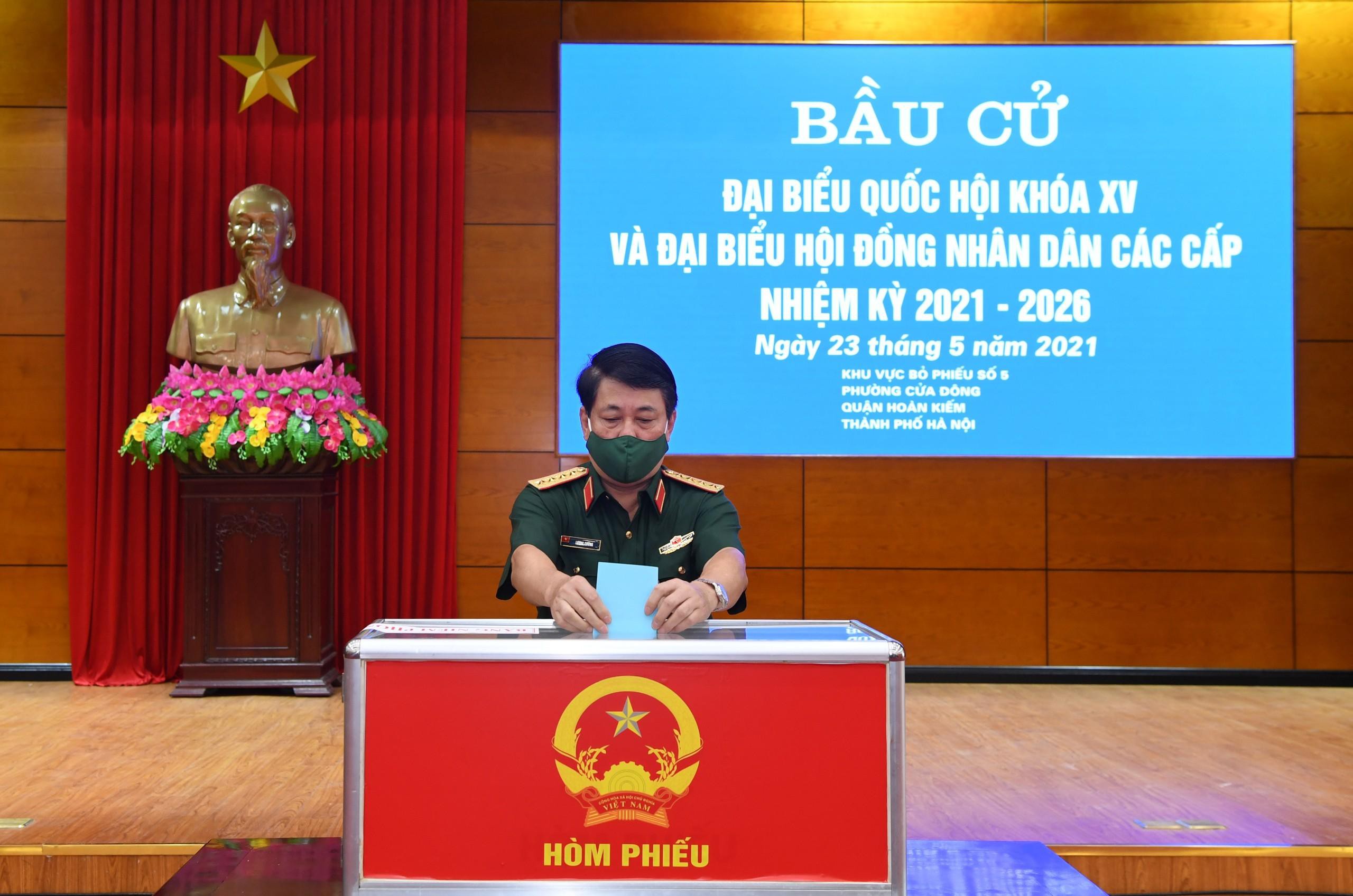 Tướng lĩnh Quân đội cấp cao đi bỏ phiếu bầu cử Tướng lĩnh Quân đội cấp cao đi bỏ phiếu bầu cử