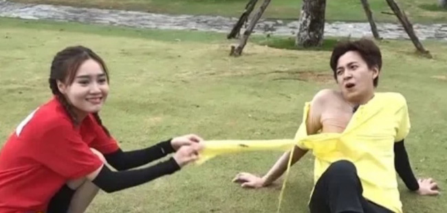 Running Man Vietnam: Lộ ảnh Lan Ngọc xé nát áo Ngô Kiến Huy, 'thuyền tình' Thỏ Đen - Ngọc Nữ đã chìm? Running Man Vietnam: Lộ ảnh Lan Ngọc xé nát áo Ngô Kiến Huy, 'thuyền tình' Thỏ Đen - Ngọc Nữ đã chìm?