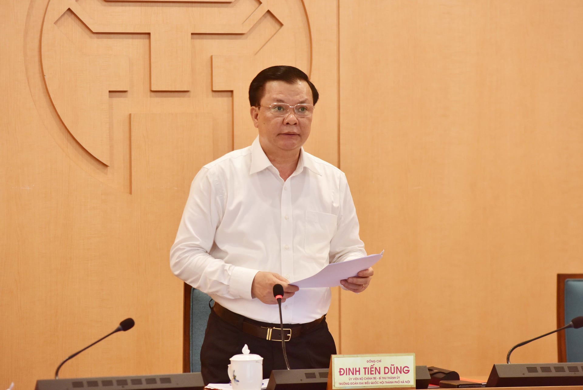 Bí thư Đinh Tiến Dũng: Chưa xem xét giãn cách xã hội toàn thành phố Hà Nội Bí thư Đinh Tiến Dũng: Chưa xem xét giãn cách xã hội toàn thành phố Hà Nội