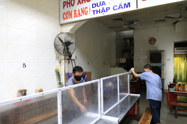 NÓNG: Từ 12h ngày 25/5, Hà Nội tạm dừng hoạt động quán cắt tóc, gội đầu, liên hoan đông người; đồ ăn, uống chỉ bán mang về NÓNG: Từ 12h ngày 25/5, Hà Nội tạm dừng hoạt động quán cắt tóc, gội đầu, liên hoan đông người; đồ ăn, uống chỉ bán mang về
