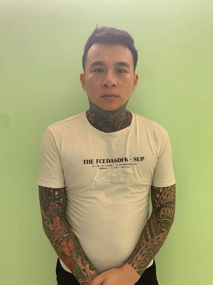 Bắt giữ đối tượng xăm trổ làm giả sổ đỏ và giấy đăng ký ôtô rồi lừa bán lấy tiền Bắt giữ đối tượng xăm trổ làm giả sổ đỏ và giấy đăng ký ôtô rồi lừa bán lấy tiền