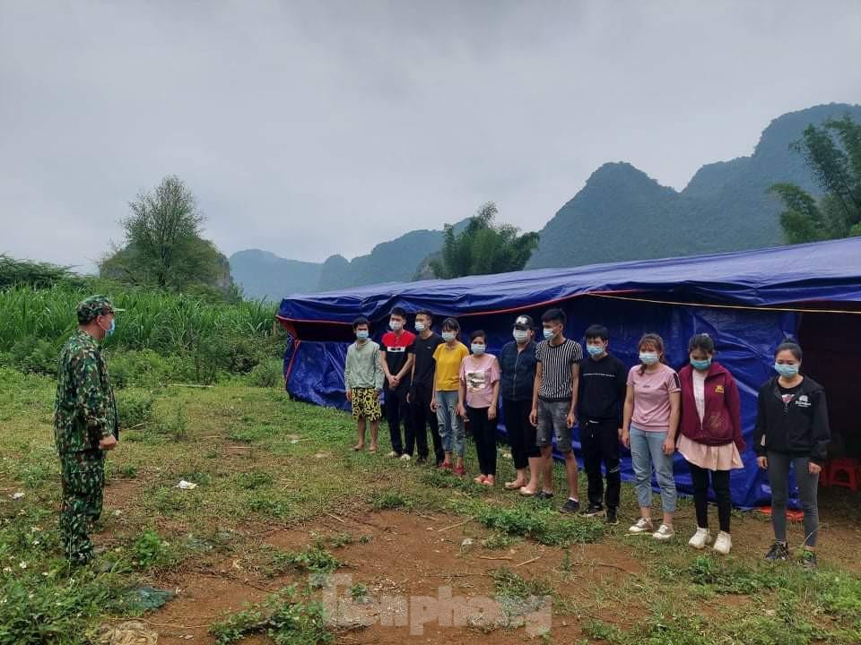 Hy hữu một phụ nữ sinh con trên đường nhập cảnh trái phép ở Cao Bằng Hy hữu một phụ nữ sinh con trên đường nhập cảnh trái phép ở Cao Bằng