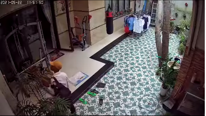 Trộm lẻn vào nhà, vái lạy trước bàn thờ thổ địa rồi lục lọi các phòng suốt 2 tiếng, trước khi đi còn kịp tắm rửa - 1 Trộm lẻn vào nhà, vái lạy trước bàn thờ thổ địa rồi lục lọi các phòng suốt 2 tiếng, trước khi đi còn kịp tắm rửa - 1