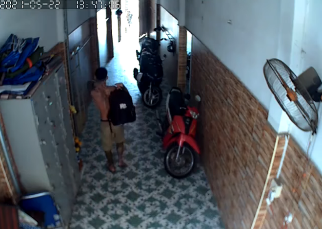 Trộm lẻn vào nhà, vái lạy trước bàn thờ thổ địa rồi lục lọi các phòng suốt 2 tiếng, trước khi đi còn kịp tắm rửa - 4 Trộm lẻn vào nhà, vái lạy trước bàn thờ thổ địa rồi lục lọi các phòng suốt 2 tiếng, trước khi đi còn kịp tắm rửa - 4