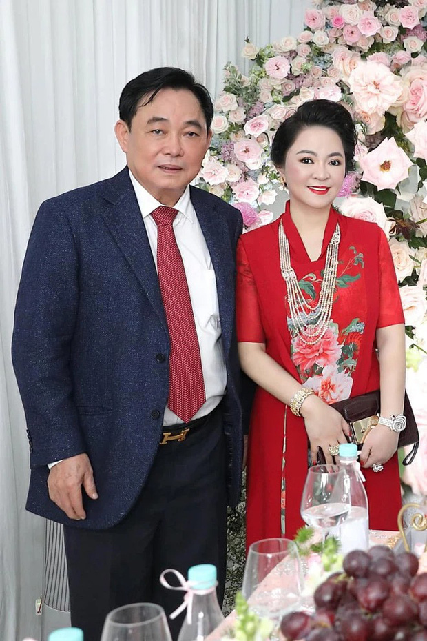 Bà Phương Hằng - ông Dũng 'lò vôi': Yêu từ cái nhìn đầu tiên, 11 năm không tiếc lời mật ngọt, vui tay là tặng nhau từ siêu xe đến kim cương Bà Phương Hằng - ông Dũng 'lò vôi': Yêu từ cái nhìn đầu tiên, 11 năm không tiếc lời mật ngọt, vui tay là tặng nhau từ siêu xe đến kim cương