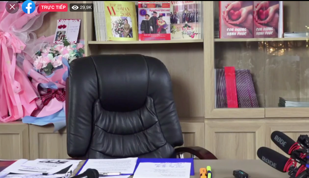 Hơn 300k người xem, bà Nguyễn Phương Hằng phá kỷ lục livestream Việt Nam trên Facebook - 5 Hơn 300k người xem, bà Nguyễn Phương Hằng phá kỷ lục livestream Việt Nam trên Facebook - 5