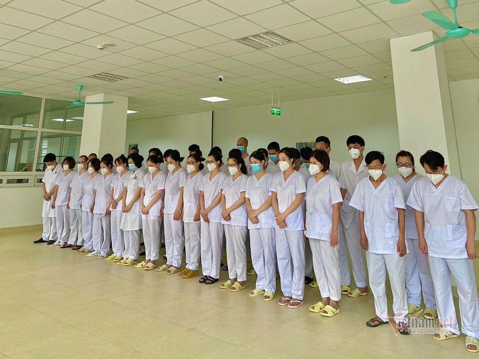 Bức ảnh từ bệnh viện dã chiến ở tâm dịch Bắc Giang khiến triệu trái tim lay động - 1 Bức ảnh từ bệnh viện dã chiến ở tâm dịch Bắc Giang khiến triệu trái tim lay động - 1