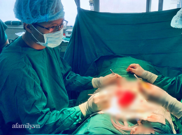 Vợ dùng kéo cắt đứt lìa dương vật của chồng lúc đang ngủ say rồi tự tay đưa đi cấp cứu - 1 Vợ dùng kéo cắt đứt lìa dương vật của chồng lúc đang ngủ say rồi tự tay đưa đi cấp cứu - 1